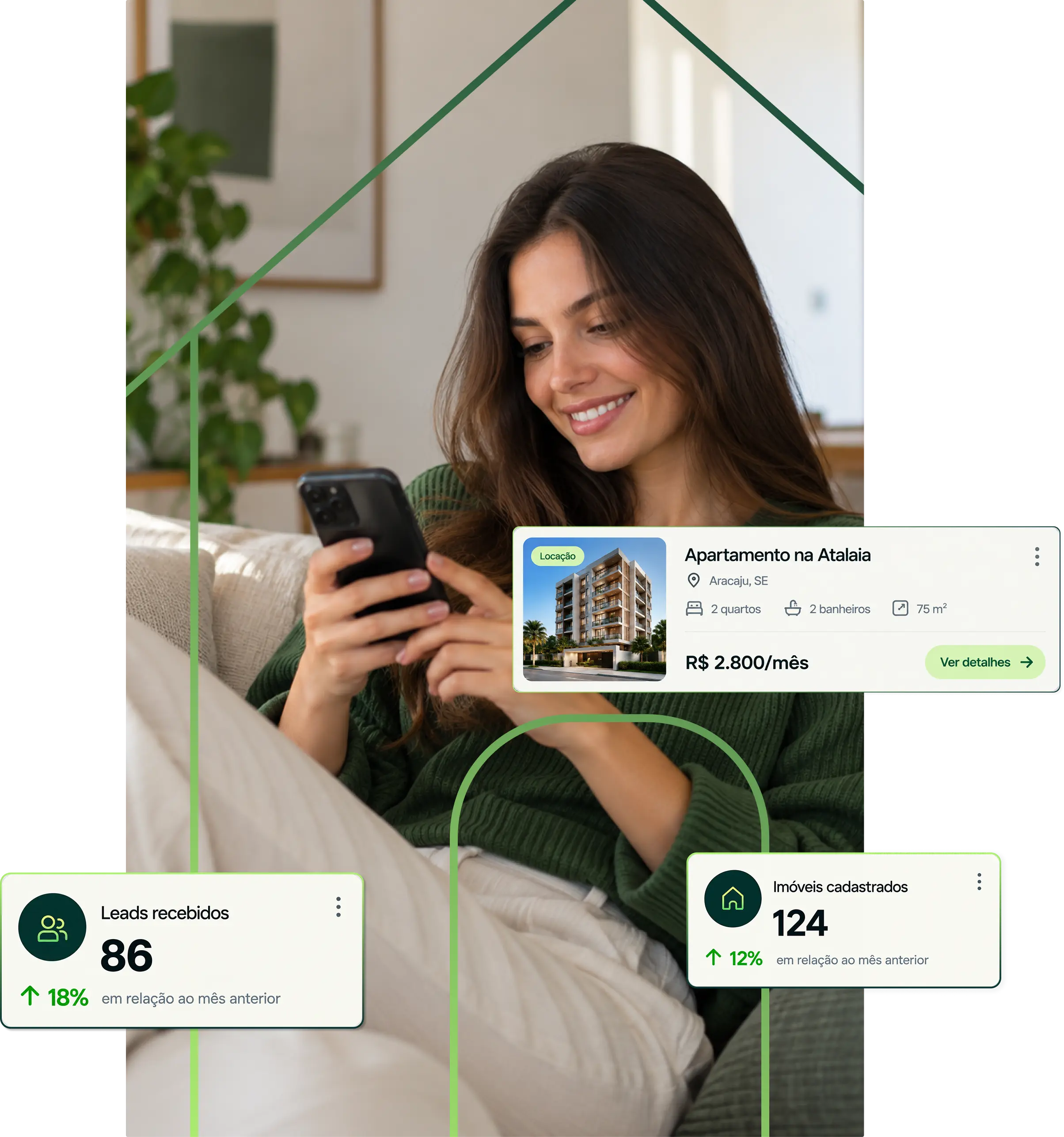 Mulher usando o celular com painel de imóvel, leads e imóveis cadastrados